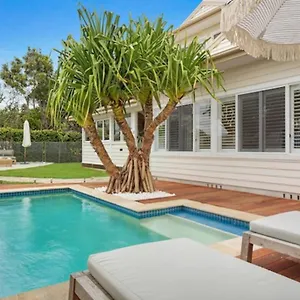  Holiday home Fuller Holidays - Hacienda, Luxury 5 Bedroom With Pool Australia